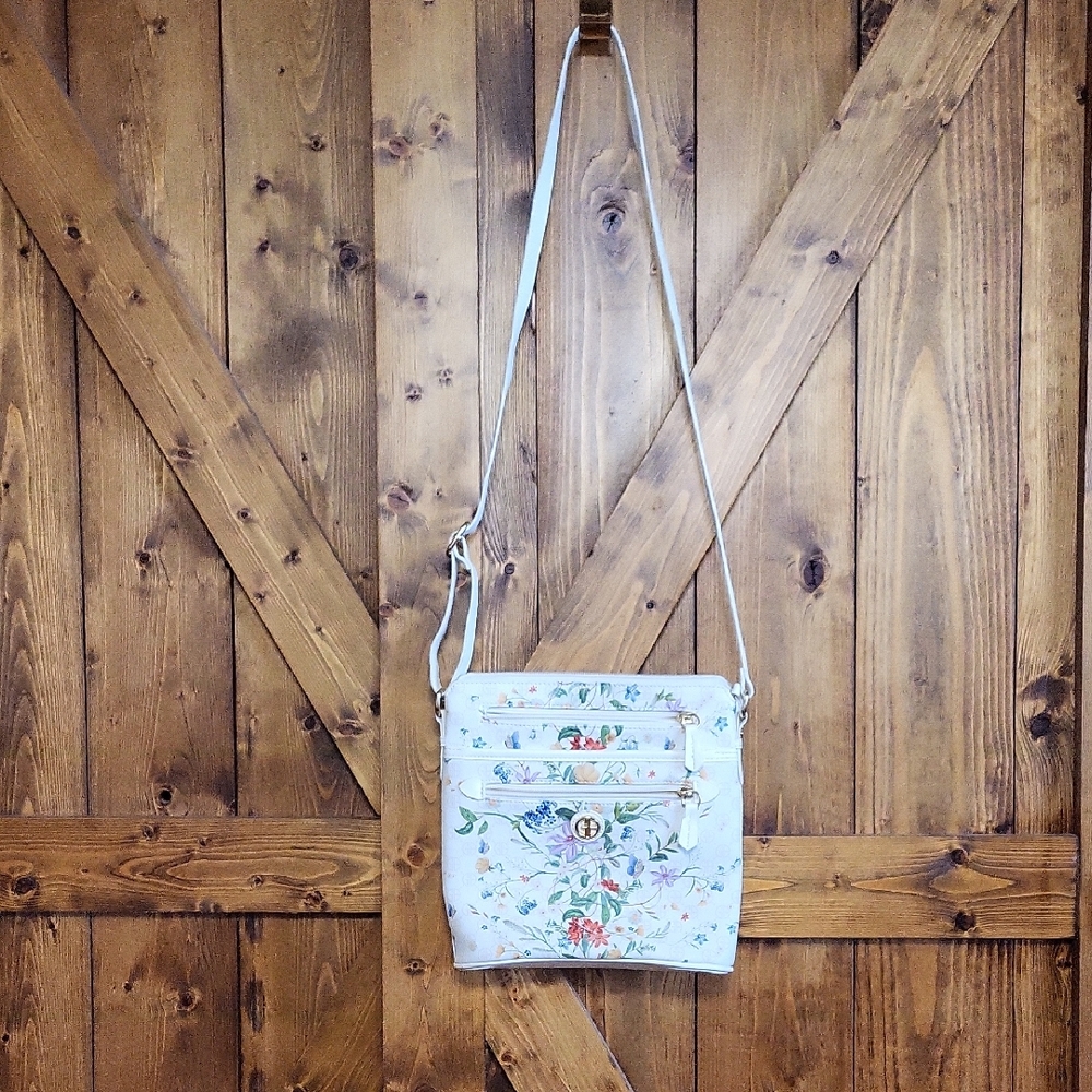 Gianiabernini Adj.crossbody,New Has A Small Cut In Back Side Barely Noticeable
